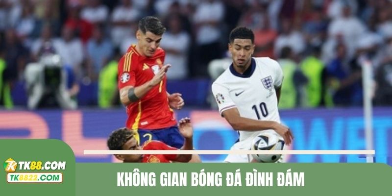 Không gian bóng đá có nhiều giải đấu đình đám
